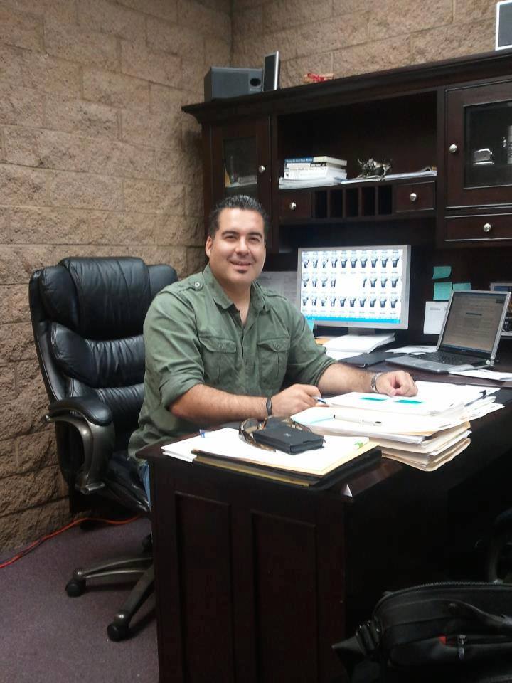 Mortgage specialist Aldo Gutierrez explaining approval benefits for residential and commercial Loans in Tulare applicants